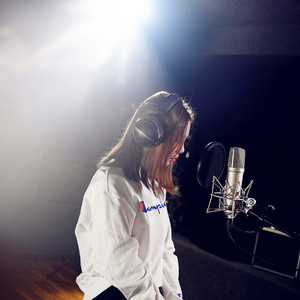 情侣把冰块放在女方的屁股上变态文
