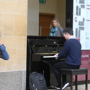 情侣把冰块放在女方的屁股上变态文
